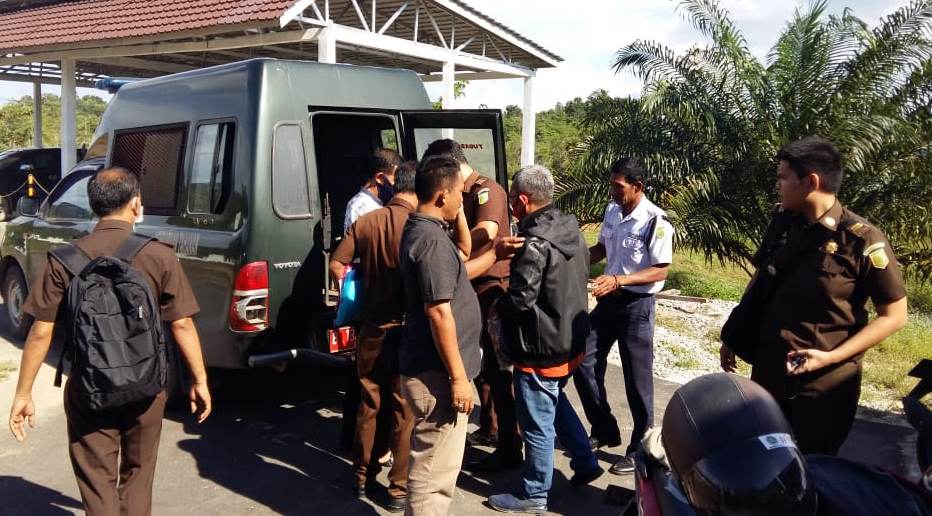 Petugas Kejari Sekadau saat melakukan penahanan terhadap dua tersangka kasus dugaan korupsi Puskesmas Belitang.