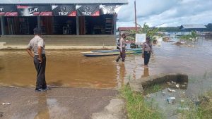 Polsek Belitang Patroli Titik Rawan Banjir