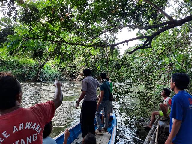 Proses pencarian mayat yang tewas lantaran sampan yang ditumpanginya menabrak pohon sengkuang.