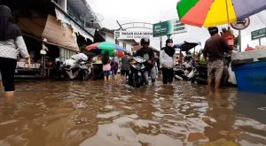 Lapak Dagangan Terendam Banjir, Pedagang Mengungsi