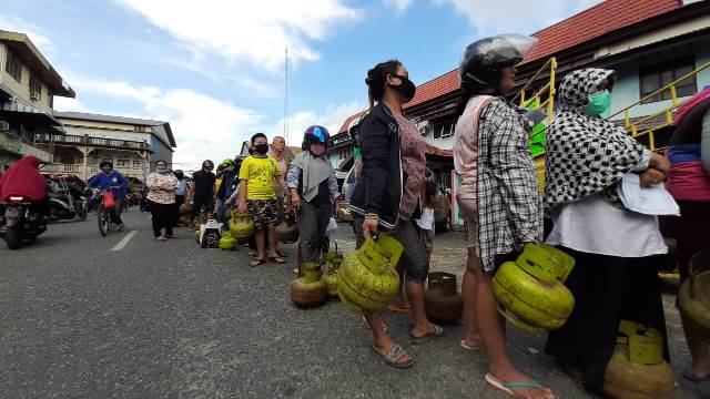 Warga antre gas LPG 3 Kg yang terjadi kelangkaan beberapa hari terakhir. Bupati Kubu Raya Muda Mahendrawan mengusulkan tabung gas warna berbeda di setiap daerah.