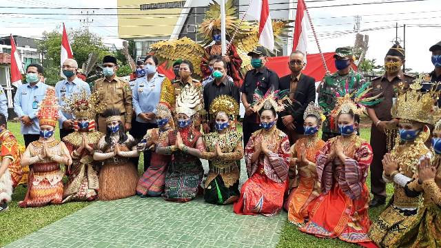 Kelompok penari Tidayu dan BETI yang akan memberikan hiburan kepada pemohon pembuat paspor.