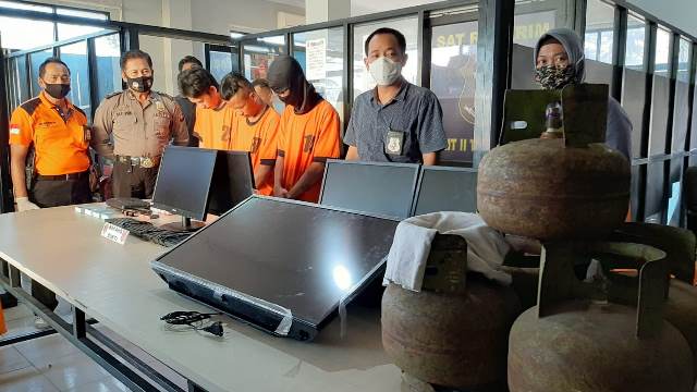 Satreskrim Polres Singkawang berhasil mengungkap dua kasus pencurian