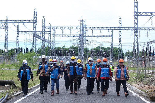 Komisi IV DPRD Kalbar saat mengunjungi PLTU Bengkayang didampingi General Manager PT PLN Kalbar