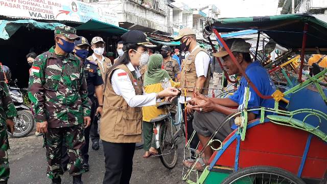 Wali Kota Singkawang, Tjhai Chui Mie usai saat bertemu dengan salah satu tukang beca yang mangkal di pasar untuk jalani rapid tes.