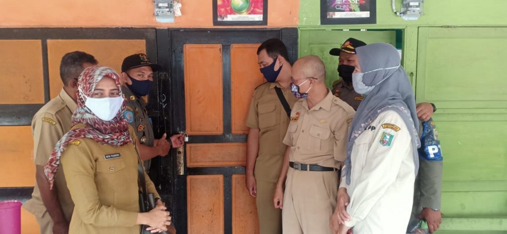 Sat Pol PP bersama petugas Dinas Perindagkop melakukan penyegelan terhadap salah satu kios yang tidak bayar sewa retribusi.