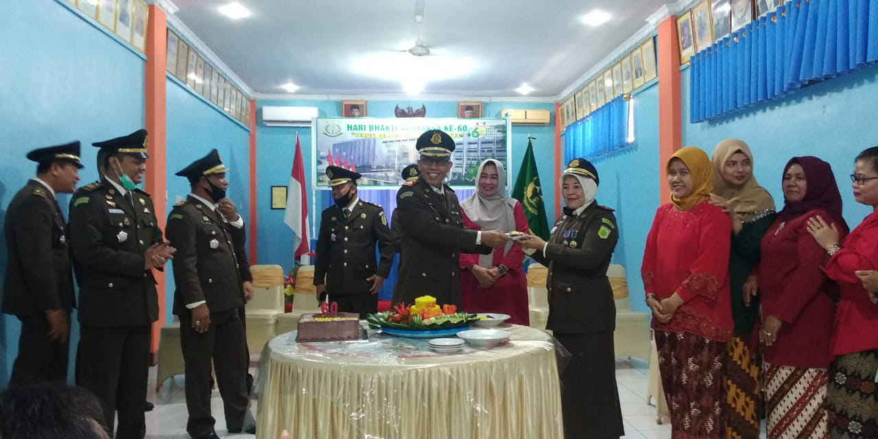 Kepala Kejari Sintang saat memberikan nasi tumpeng kepada Ketua Ikatan Adhiyaksa Dharmakarini (IAD) saat HUT ke-60 Hari Bakti Adhyaksa