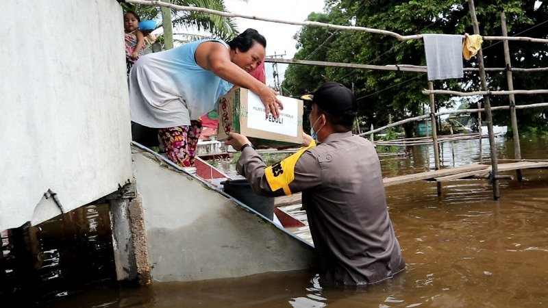 Kapolres Sintang saat membagikan bingkisan bantuan kepada warga terdampak banjir.