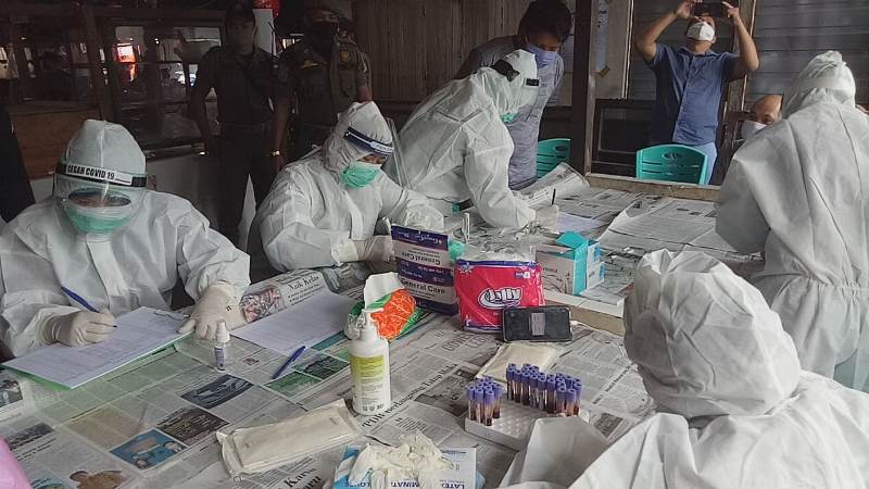Petugas Kesehatan di Sanggau sedang melakukan rapid tes warga.