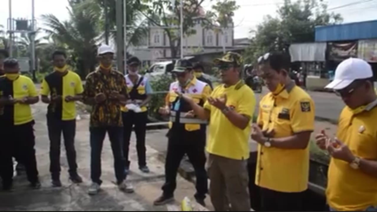 Partai Golkar melakukan aksi penyemprotan disinfektan di sejumlah desa untuk mencegah merebaknya wabah virus corona.