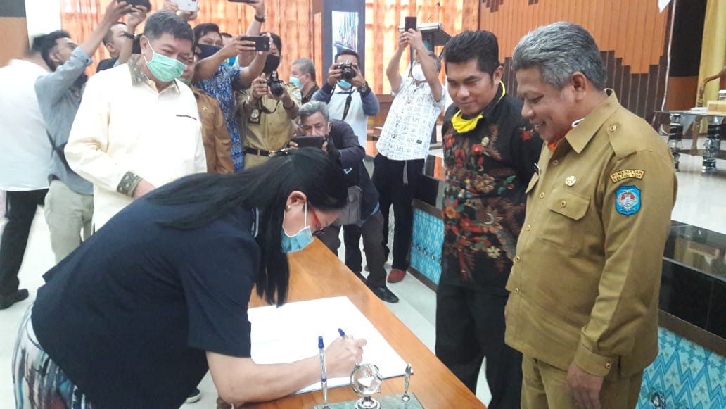 Bupati Kubu Raya Muda Mahendrawan menyaksikan Ghoui Zui perwakilan Guangxi University for Nationalities menanda tangani notulen kerjasama