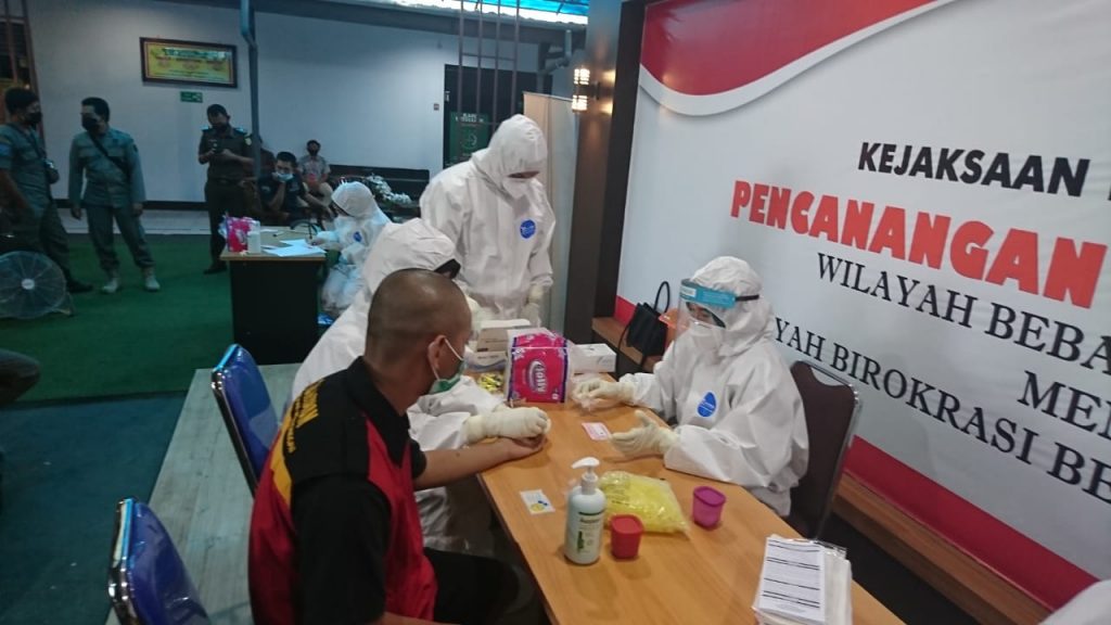 Petugas sedang melakuakn rapid tes terhadap tahanan Kejari Sanggau, Dari 12 orang, 1 diantaranya reaktif