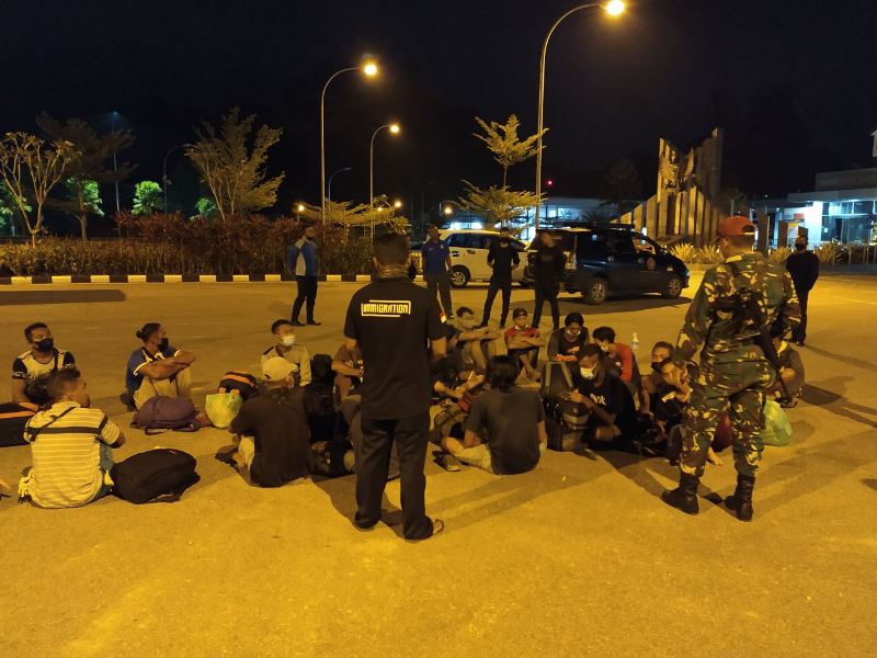 39 orang pelintas batas ilegal yang masuk melalui jalan tikus di perbatasan RI-Malaysia diamankan Satgas Pamtas pada Selasa (7/7) malam.