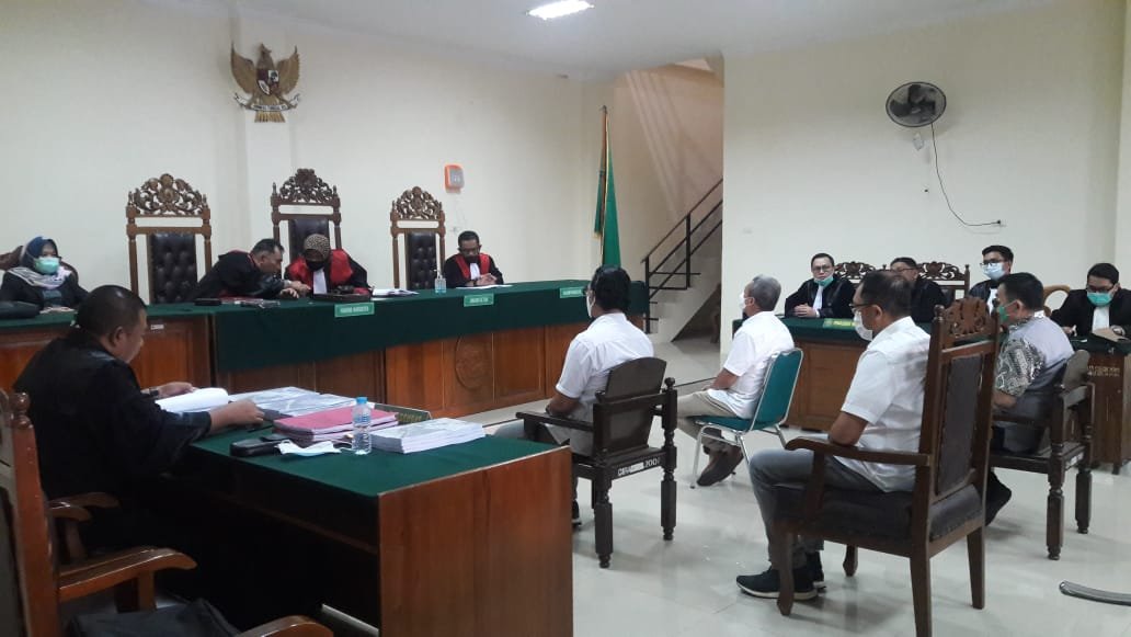 Empat terdakwa kasus korupsi asuransi Jasindo di Pontianak dituntut hukuman penjara 1 tahun 7 bulan oleh JPU Kejari Pontianak saat sidang di Pengadilan Tipikor Pontianak.