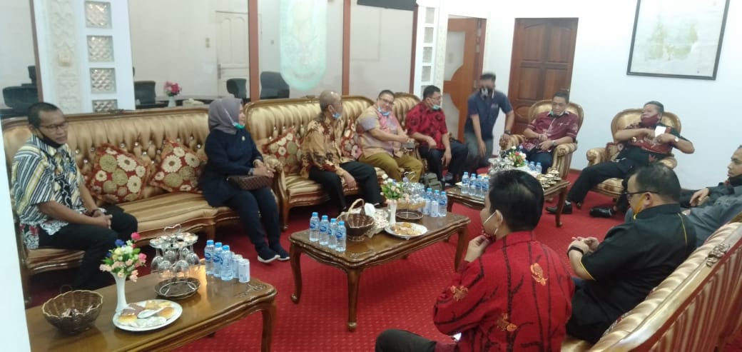 Pertemuan antara Komisi IV DPRD Provinsi Kalbar yang dipimpin H Subhan Nur bersama Bupati Sanggau, Paolus Hadi.