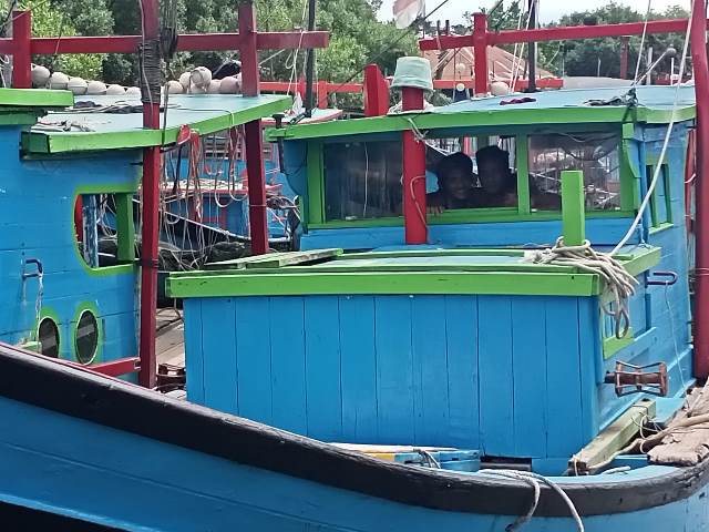 Kapal nelayan di Kelurahan Kuala bertambat di dermaga karena tidak melaut disebabkan cuaca ekstem.