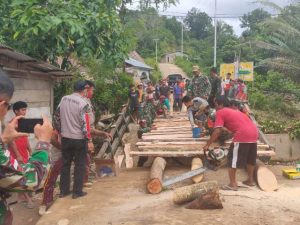 Gotong Royong Buat Jembatan Darurat Desa Nekan