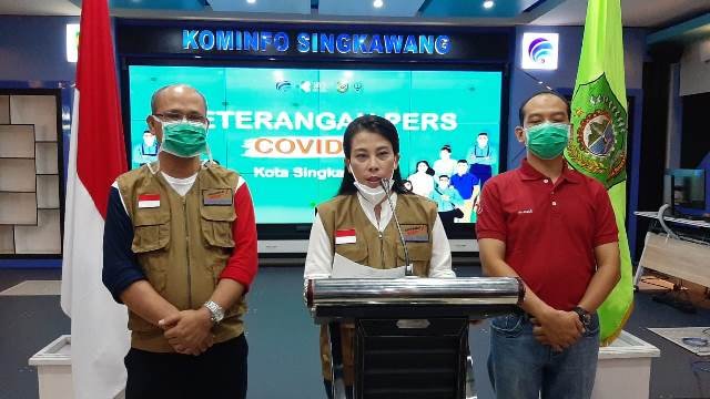 Wali Kota Singkawang, Tjhai Chui Mie didampingi Kadis Kesehatan dan Direktur RSUD Abdul Aziz Singkawang konfrensi pers perkembangan Covid-19. 