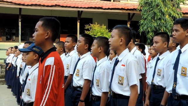 Para siswa di Sekadau sedang mengikuti upacara bendera.