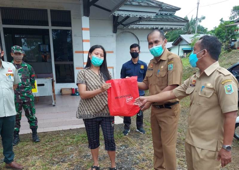 Plt Kepala Dinas Kesehatan Sanggau melepas kepulangan 12 orang yang telah dinyatakan sembuh.