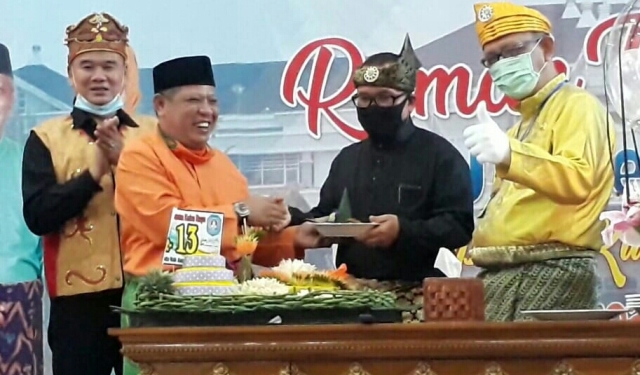 Bupati Kubu Raya Muda Mahendrawan memberikan sepiring nasib tumpeng kepada Wakil Bupati Kubu Raya Sujiwo saat ramah tamah HUT ke 13 Kubu Raya.