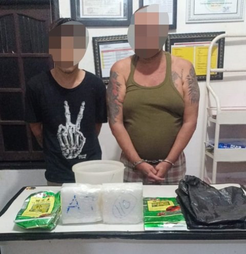 AR dan SF yang merupakan dua warga Desa Kenaman Kecamatan Sekayam Kabupaten Sanggau yang ditangkap atas kepemilikan sabu 1,9 kg dari Malaysia