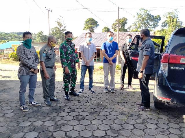 Petugas Kanim kelas II TPI Sanggau, ketika menjemput tiga WNA asal RRC di Tayan Hilir, Sabtu (18/7).