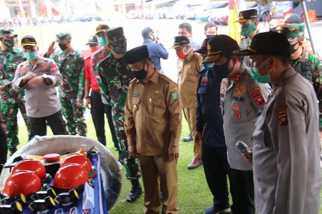Wagub Kalbar, Kapolda Kalbar, Pangdam XII/Tpr dan elemen terkait saat meninjau kesiapan sapras karhutla saat apel siaga karhutla di Polda Kalbar