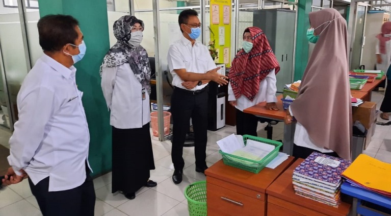 Wali Kota Pontianak didampingi Kepala Dinas Dukcapil Pontianak meninjau layanan kependudukan menghadapi new normal