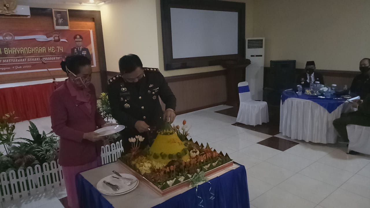 Kapolres Sanggau AKBP Raymond M Masengi potong tumpeng saat HUT ke-74 Bhayangkara di Mapolres Sanggau