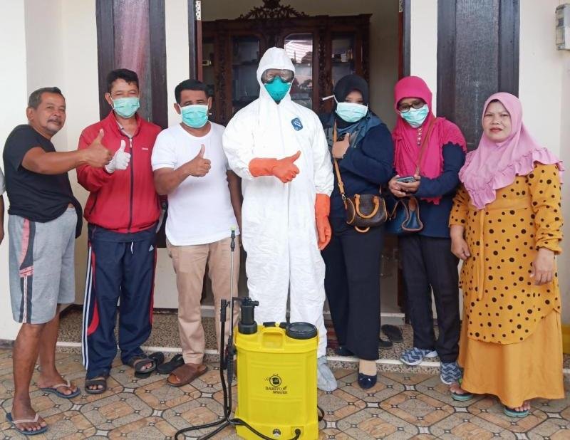 Dinas Kesehatan melakukan penyemprotan disinfektan rumah unsur pimpinan DPRD Kubu Raya yakni ketua dan tiga wakil ketua secara bergiliran