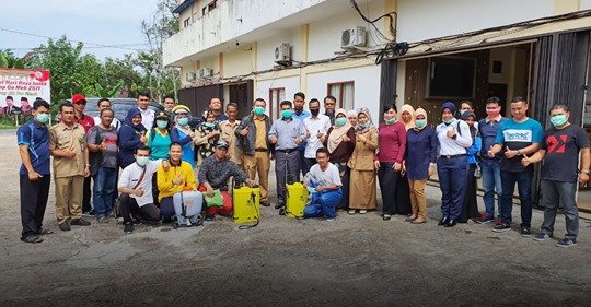 Dinas Kesehatan Kubu Raya melakukan penyemprotan disinfektan Kantor DPRD Kubu Raya untuk mencegah penyebaran virus corona.