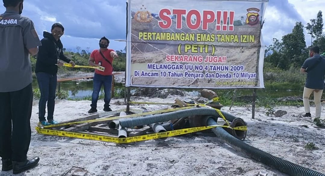 Polres Kapuas Hulu melakukan razia penertiban Penambangan Emas Tanpa Izin (PETI) namun bocor. Petugas memasang garis polisi dan plang larangan.