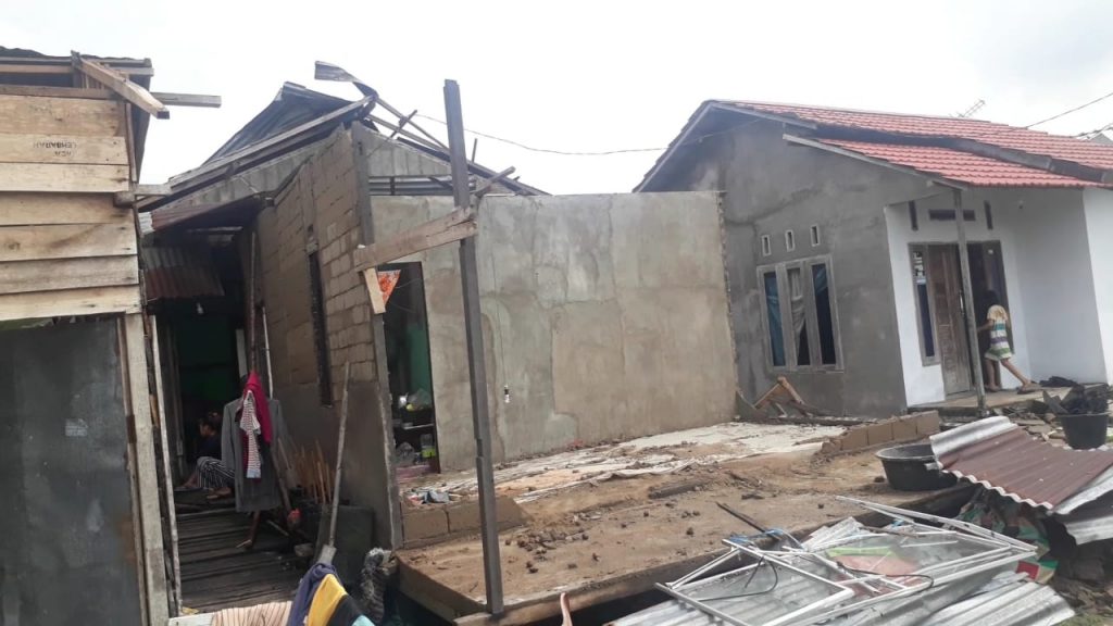 Rumah Umar Dolek yang roboh seketika diterjang angin puting beliung. Rumah ini baru dibangunnya sendiri selama empat bulan dan baru ditempati dua bulan.