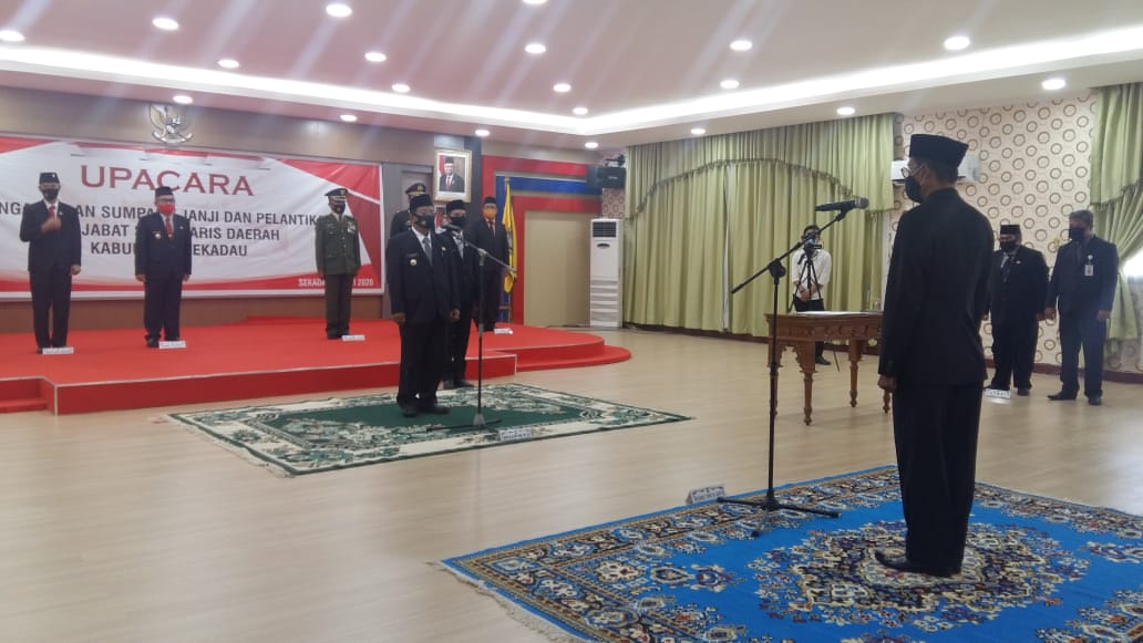 Jabatan Sekretaris Daerah (Sekda) Sekadau telah berganti. Dari sebelumnya yang dijabat oleh Zakaria kepada Nurhadi sebagai Penjabat (Pj) Sekda Sekadau yang baru.