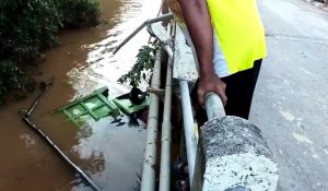 Hindari Kakek Nyebrang, Dump Truck Gas Elpiji Nyungsep ke Sungai