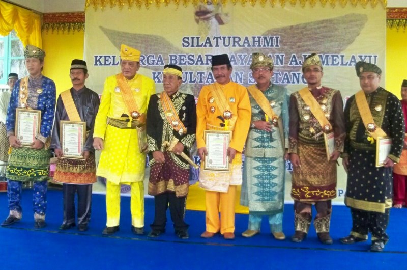 Sultan Sintang H.R.M. Ikhsan Perdana Ismail Tsafioeddin Sri Kusuma Negara V (tengah baju hitam) saat memberikan gelar Elang Al Mukaramah kepada tujuh tokoh yang dianggap berjasa dan mengabdi terhadap Kesultanan Sintang