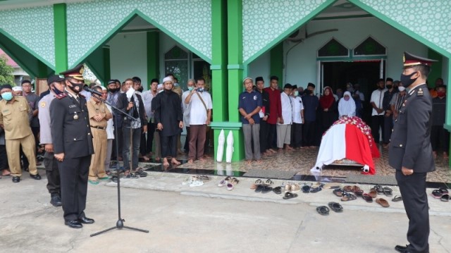 Wakapolres Sintang, Kompol Alber Manurung menerima jenasah almarhum dari pihak keluarga usai disalatkan.