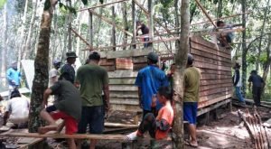Warga Gotong Royong Rehab Rumah Johar
