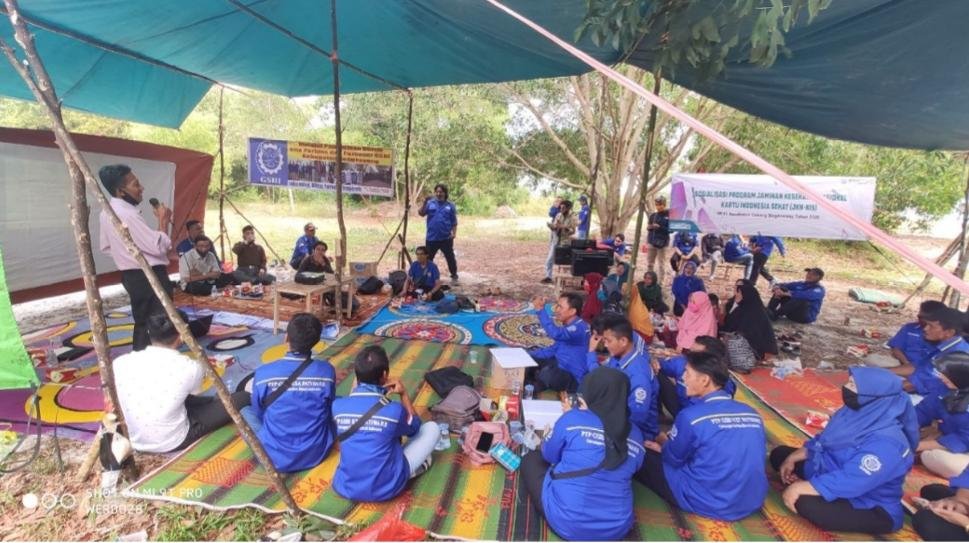 BPJS Kesehatan Cabang Singkawang sosialiasi program JKN-KIS kepada angggota Gabungan Serikat Buruh Indonesia di Kabupaten Bengkayang di Pantai Kura-kura