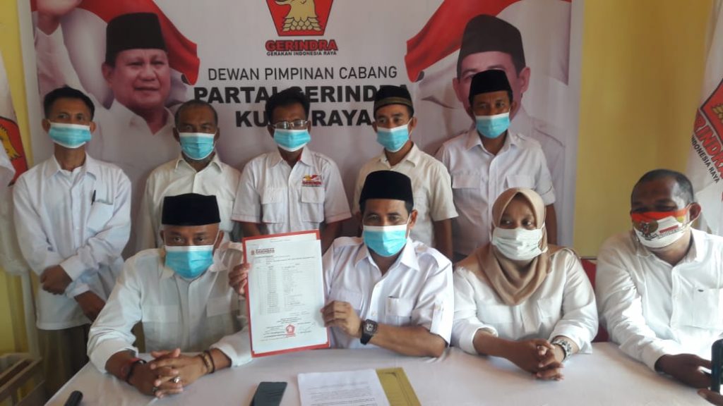 Yuslanik didampingi pengurus DPC Partai Gerindra yang baru saat konfrensi pers