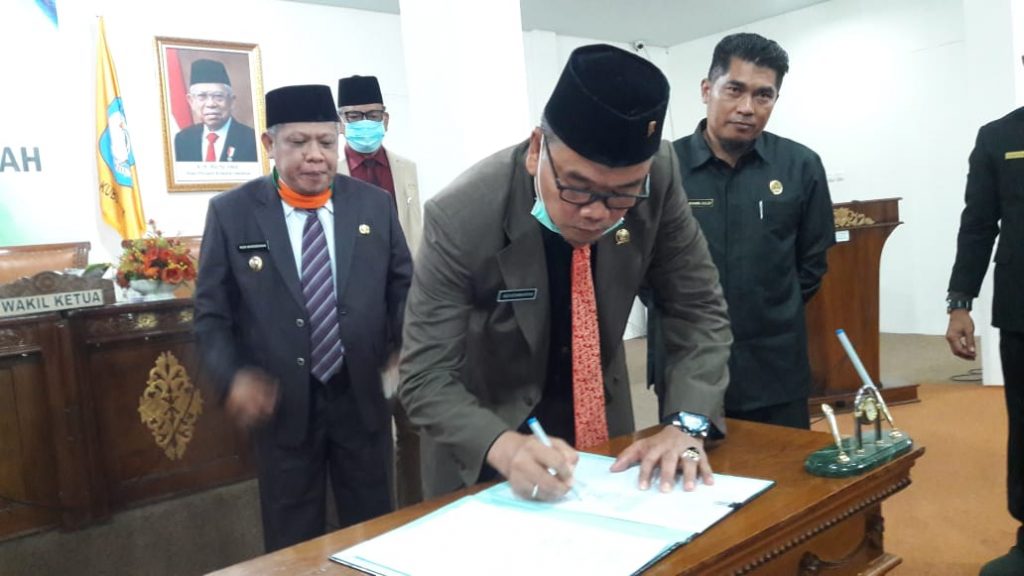 Ketua DPRD Kubu Raya saat menanda tangani draft raperda pertanggungjawaban APBD 2019 yang telah disahkan.