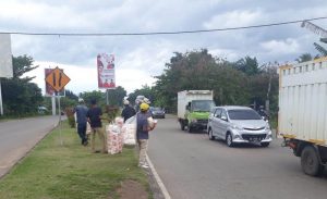 Mengais Rejeki ke Kalbar, Pemuda Palembang Jualan Kerupuk