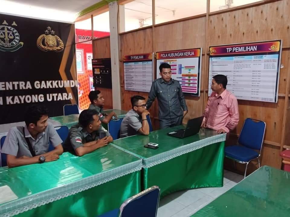 Komisioner KPU dan Bawaslu Kayong Utara usai rakor penghapusan data ganda yang ditemukan saat pemilu 2019 lalu