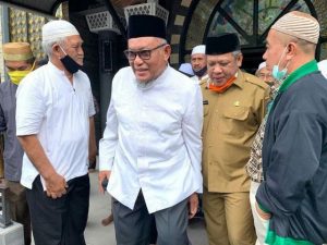 Empat Kepala Daerah Menghantarkan Almarhumah Istri Rusman Ali