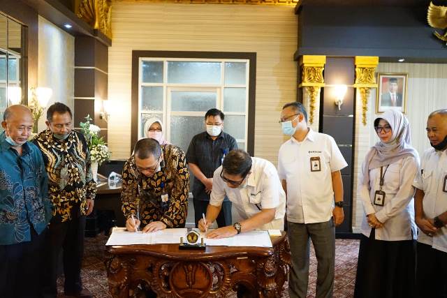 Dirut Bank Kalbar, Samsir Ismail dan Rektor Universitas Tanjungpura (Untan), Garuda Wiko saat penandatanganan nota kesepahaman atau Memorandum of Understanding (MoU) bidang pendidikan, Penelitian dan Pengabdian Masyarakat.