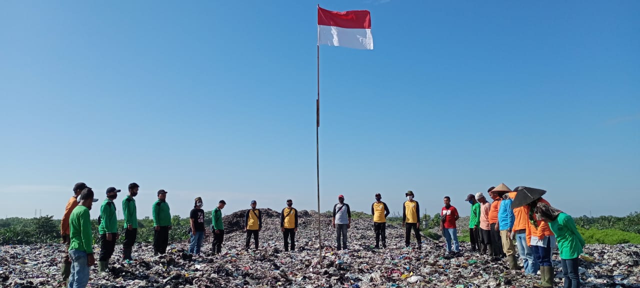 Memperingati HUT ke-75 Kemerdekaan RI, Senin (17/8), Kreasi Sungai Putat (KSP) bersama warga mengibarkan bendera merah putih diatas tumpukan gunungan sampah.