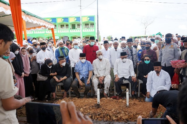 Rusman Ali bersama anak dan kerabat serta para pelayat menghantarkan almarhumah di peristirahatan terakhir.