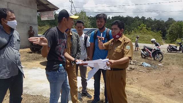 Kadis BM dan SDA Sanggau didampingi Plt Kadis Kesehatan, menyaksikan rekayasa pembukaan jalan ke RSUD MTh Djaman.