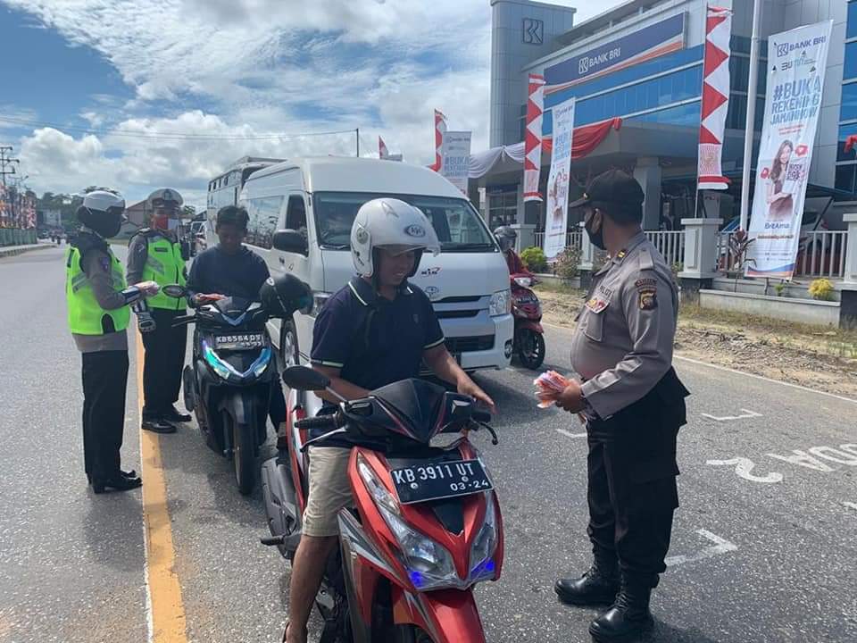 Petugas yang tergabung dalam Satgas Covid-19 Sanggau saat membagikan masker untuk memutuskan mata rantai covid-19. Alhasil, Sanggau masuk zona hijau